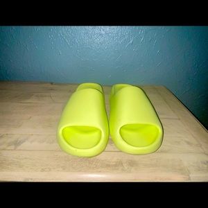 Yezzy slide color is glow green -size 7 men’s -women’s 8.5